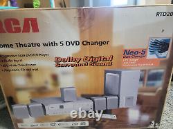Système de cinéma maison RCA avec changeur de DVD à 5 disques RTD205 et caisson de basses supplémentaire.